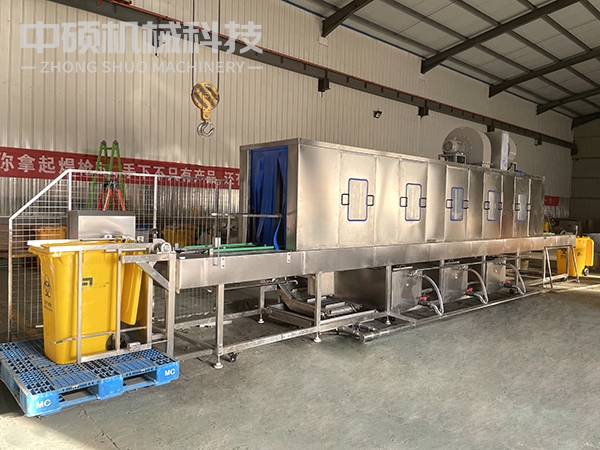 東莞市隧道式醫(yī)廢桶清洗機現(xiàn)場使用實拍，可對接機器人機械手