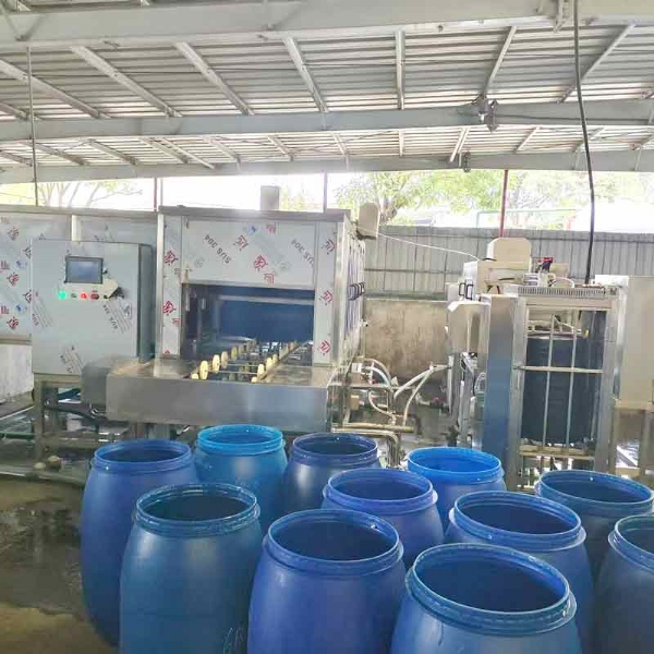 廣東德美精細(xì)化工集團(tuán)股份有限公司隧道式洗桶機(jī)，桶蓋清洗機(jī)使用現(xiàn)場(chǎng)